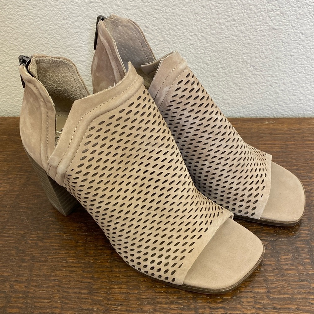 Vince Camuto Block Heel Peep Toe KATNINA Size 4 NWOT